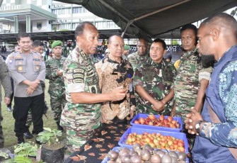 Pangdam Kasuari Mayjen TNI Gabriel Lema saat mengunjungi stand UMKM