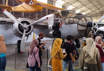 Pengunjung Muspusdirla saat menerima penjelasan koleksi museum 