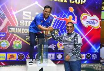 Danlantamal XII Laksma TNI Suharto saat memberikan hadiah 