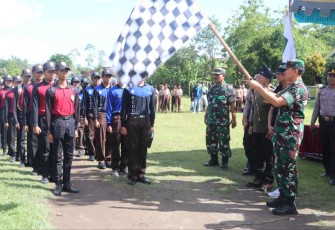 Dandim 0807/Tulungagung Letkol Czi Nooris Agus Rinanto melepas peserta Napak Tilas Tentara Republik Indonesia Pelajar 