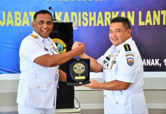 Danlantamal XII Laksma TNI Suharto saat memberikan cenderamata usai sertijab, Senin (19/12)