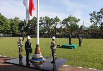 Danmenarmed 2 Kostrad Kolonel Arm Rizal Analdie saat pimpin upacara bendera, Senin (19/12)