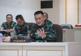 Pangdam IX Udayana Mayjen TNI Sonny Aprianto saat memberikan jam komandan jajaran secara virtual 