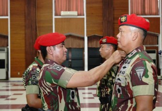 Danjen Kopassus Mayjen TNI Iwan Setiawan saat melantik Wadanjen Brigjen TNI Achiruddin di Mako Kopassus Cijantung, Selasa (20/12) 