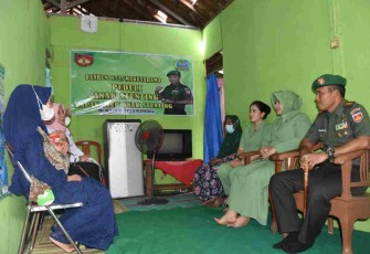 Danrem 073/Mkt saat mengunjungi warga dalam program stunting