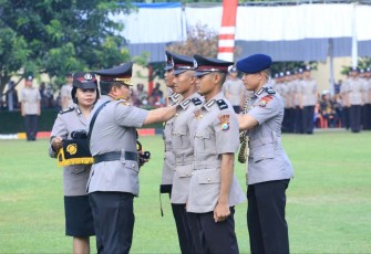 Kapolda Jatim Irjen Pol Toni Harmanto saat melantik Bintara Polri, di SPN Mojokerto Polda Jatim, Rabu (21/12)