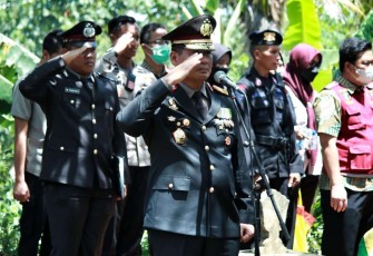 Wakapolda Jatim  Brigjen Pol Slamet Hadi saat pimpin upacara pemakaman almarhum Dansat Brimob Polda Jatim, Tulungagung, Rabu (21/12)