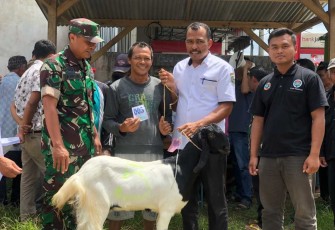 Bantuan terwak warga penerima manfaat di dusun Krajan