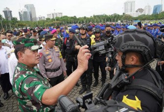 Panglima TNI Laksamana Yudo Margono saat pengecekan personel pengamanan Nataru di Lapangan Monas, Jakarta, Kamis (22/12)