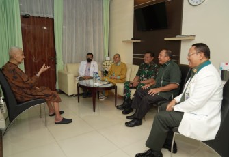 Panglima TNI Laksamana Yudo Margono saat besuk Try Sutrisno di RSPAD Gatot Soebroto Jakarta 