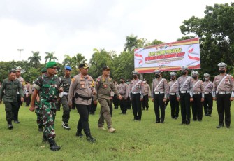Dandim 0805/Ngawi Letkol Inf Adi Wirawan saat inspeksi apel gelar pasukan operasi Lilin Semeru 2022, Kamis (21/12)