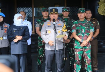 Kapolda Jatim Irjen Pol Toni Harmanto saat memberikan keterangan pers pengamanan Nataru, Operasi Lilin Semeru 2022, di Surabaya, Kamis (22/12)