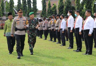 Dandim 0803/Madiun Letkol Inf Meina Helmi saat pengecekan pasukan gabungan operasi Lilin Semeru 2022