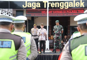 Dandim 0806/Trenggalek Letkol Kav Peddy Adi Prasetyo saat pengecekan pasukan pengamanan Nataru 2022