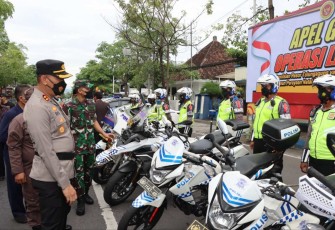 Dandim 0807/Tulungagung Letkol Czi Nooris Agus Rinanto saat apel pasukan Operasi Lilin Semeru 2022