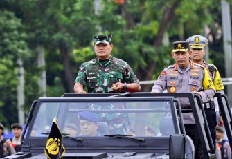 Kapolri Jenderal Listyo Sigit Prabowo bersama Panglima TNI Laksamana Yudo Margono saat apel pasukan pengamanan Nataru di Lapangan Monas, Jakarta, Kamis (22/12)