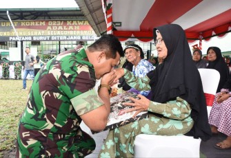 Danrem 023 KS Kolonel Inf Dodi Triwinarto saat bersimpuh di hari Ibu, Kamis (22/12)