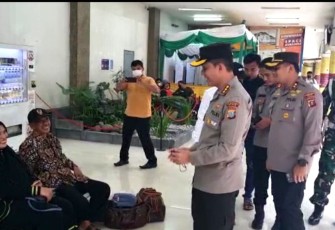 Kapolrestabes Medan Kombes Valentino Alfa Tatareda saat berdialog dengan warga