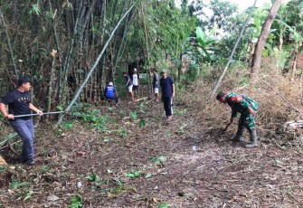 Kerja bakti pelebaran aksen jalan desa binaan
