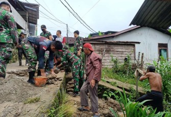 Perbaikan saluran air warga di perbatasan 