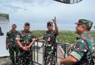Komandan Kosek IKN Marsma TNI Setiawan saat mengunjungi Satrad 214 Tegal