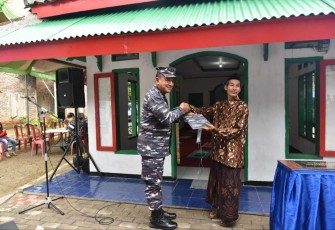 Danseskoal Laksda Yoos Suryono saat menyerahkan renovasi Mushola di desa Pasirkarag Kabupaten Pandeglang 