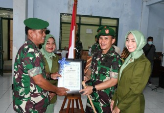 Dandim 0802/Ponorogo Letkol Inf Hirta Juni Adriansyah saat memberikan cenderamata 