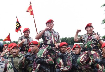 Kasad Jenderal TNI Dudung Abdurachman bersama Panglima TNI Laksamana Yudo Margono dan Kapolri Jenderal Listyo Sigit Prabowo di Mako Kopassus Cijantung Jakarta, Selasa (27/12)
