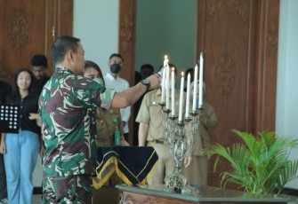 Dandim 0803/Madiun Letkol Inf Meina Helmi saat perayaan ibadah Natal bersama