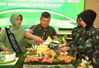 Pangdam I/BB Mayjen TNI Achmad Daniel Chardin saat pemotongan tumpeng HUT Kowad Ke-61 