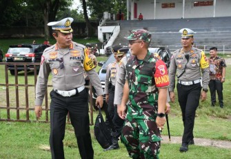 Dandim 0802/Ponorogo Letkol Inf Hirta Juni Adriansyah saat mendampingi Irwasda Polda Jatim Kombes Mohamad Aris
