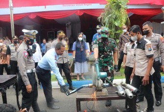 Dandim 0807/Tulungagung Letkol Czi Nooris Agus Rinanto saat memusnahkan barang bukti