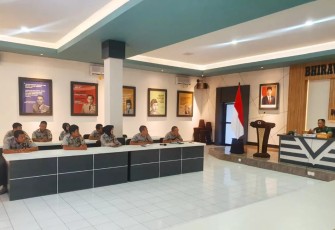 Danrem 081/DSJ Kolonel Inf Deni Rejeki saat memberikan pengarahan dan evaluasi kinerja Penrem