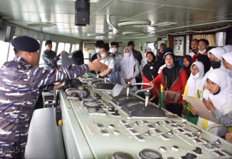 Suasana field trip pelajar di anjungan KRI Tanjung Kambani-971