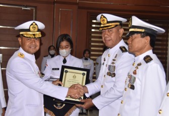 Kepala Staf Kolinlamil Laksma TNI Singgih Sugiarto saat memberikan cenderamata dalam acara purna bhakti 
