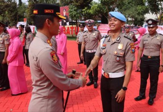 Kapolres Batu AKBP Oskar Syamsuddin saat memberikan ucapan selamat kenaikan pangkat 