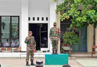 Serma Rudi ketika memberikan materi PBB dalam MPLS SMK Bani Muslim