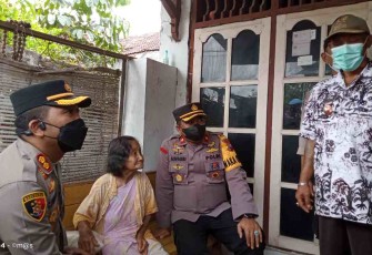 Pemberian paket beras kepada masyarakat di Desa Geritan