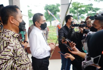 Bupati Haryanto bersama awak media
