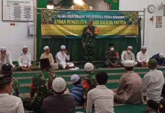 Dandim 1002 ketika bersilaturahmi dengan jamaah masjid Dalilul Falihin 