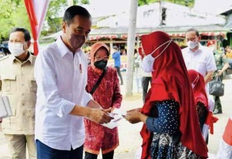 Presiden RI Ir H Joko Widodo sat menyalurkan BLT Minyak Goreng ke warga.
