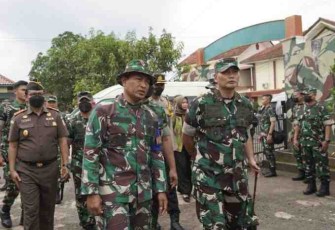 Pangdam Siliwangi (kanan) tinjau latihan pratugas Yonarmed 5/105 Tarik di Ciamis. Kamis (21/4/22)