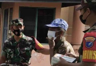 Babinsa berikan masker ke warga dalam operasi yustisi. Minggu (24/4/2022)