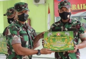 Kapten Inf Joko Susilo serahkan bingkisan lebaran Danrem 102/Pjg ke anggota. Senin (25/4/2022)