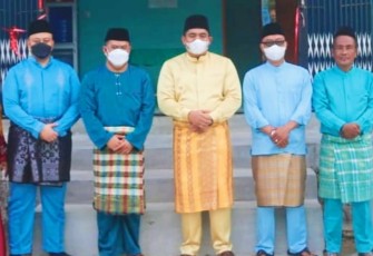 Plt Bupati Bintan, Roby Kurniawan (tengah)