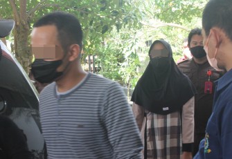 Suami istri oknum anggota Polres Blora saat menjalani pemeriksaan di Kejaksaan Negeri Blora