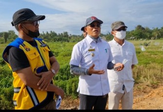 Bupati Bengkulu Selatan Gusnan Mulyadi SE MM (tengah) saat meninjau ke lokasi Tebat Gelumpai. 