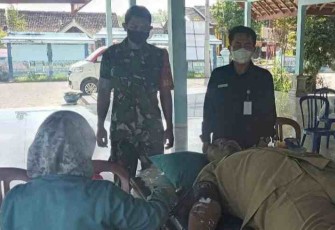 Donor darah di kantor desa Tulung