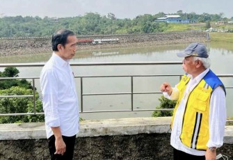 Menteri Basuki saat memaparkan penyelesaian pembangunan 61 bendungan baru ke presiden Joko Widodo 
