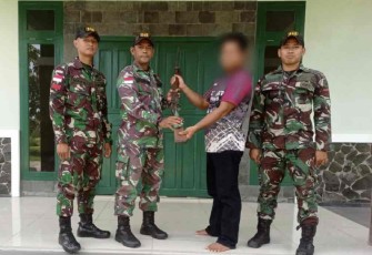Satgas Perbatasan terima senjata rakitan dari warga